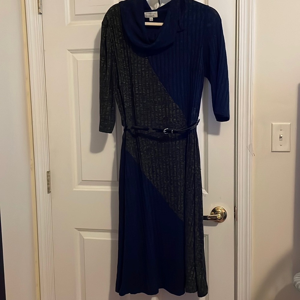 Amazing fit Size XL, Fits Large amazing. Elbow length Sleeve, mid long under kne